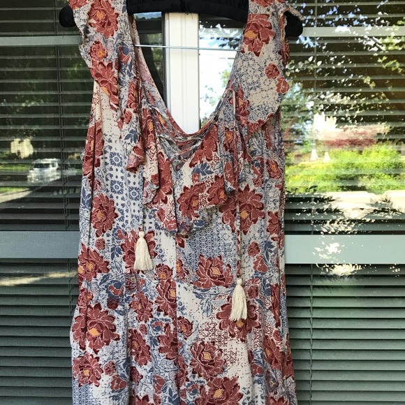 Kendall & Kylie Other - ⛄️Kendall & Kylie floral romper